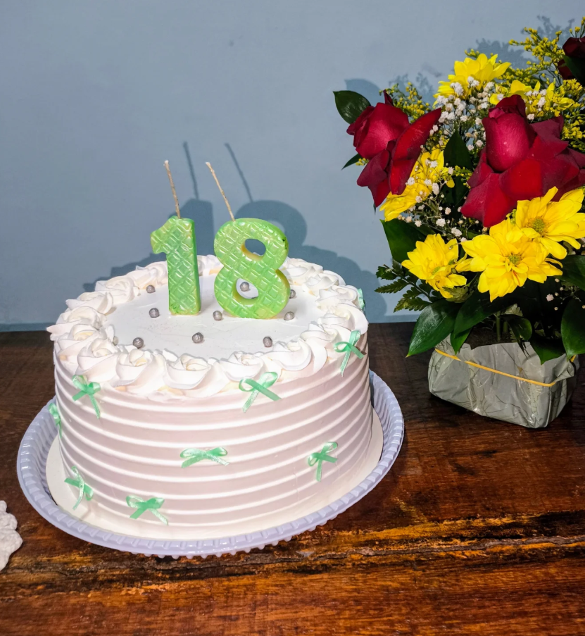 Bolo de 18 anos com laços verdes