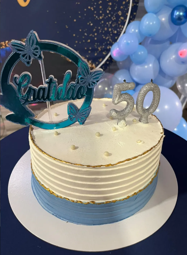 Bolo azul e dourado de 50 anos